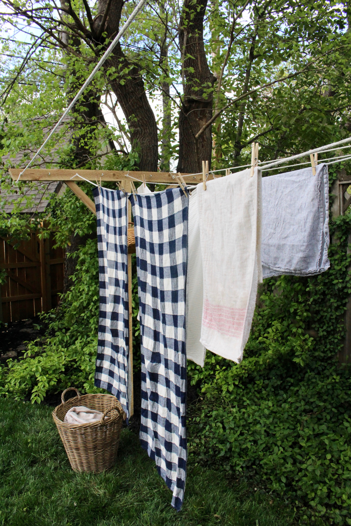 I Installed a Retractable Clothesline in the Yard to Line-Dry My Sheets